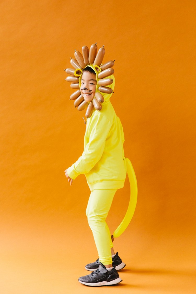 اصنع أزياء أسد مضحكة للخارج باستخدام البالونات