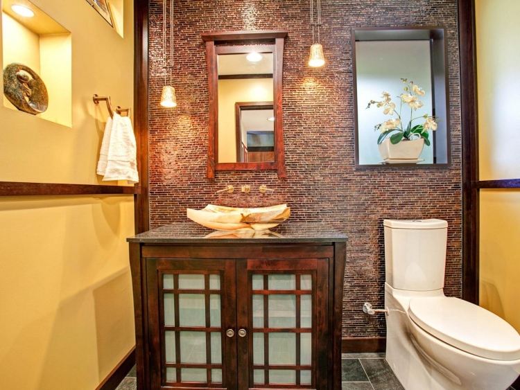 حمام-تصميم-آسيوي-لون-حائط-أصفر-فسيفساء-فانيتي-خشب-إضاءة