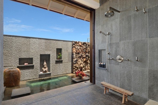 أفكار-آسيوية-حمامات-فاخرة-أرضية-سقف-زجاج-مخرج-حديقة-مع-مسبح