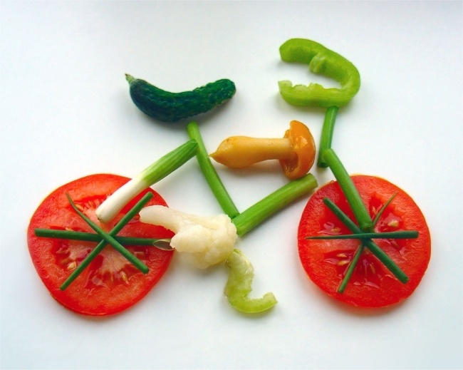دراجة مصنوعة من طعام الطماطم والفلفل تجمع بين الطعام والرياضة