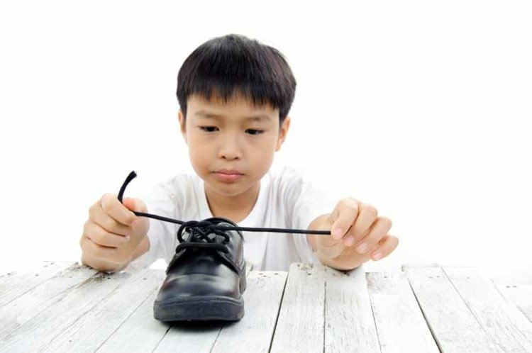 تعلم ربط الأحذية ومساعدة الأطفال على أن يصبحوا أكثر استقلالية