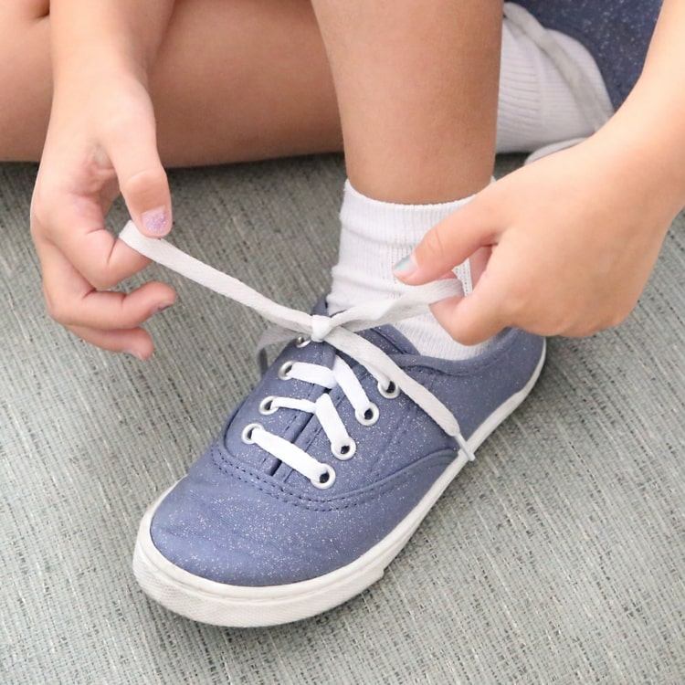 تعزيز نمو الأطفال وتعليم كيفية ربط الحذاء