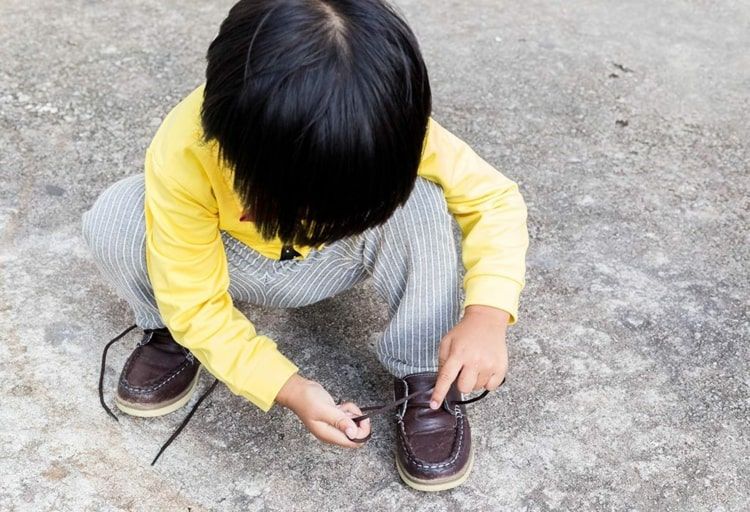 تعلم ربط الأحذية بخطوات بسيطة - كيفية ربط الأقواس