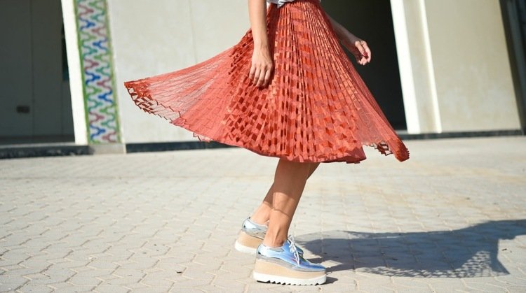 تنورة مطوي تجمع في أحذية الصيف الهضبة الفضية اتجاهات الموضة للمرأة