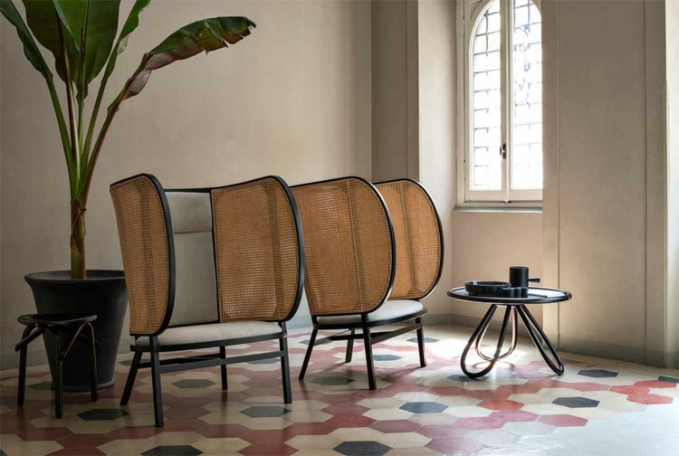 الكراسي المصممة الأصلية مع لمسات منسوجة كملفتة للنظر في الشقة
