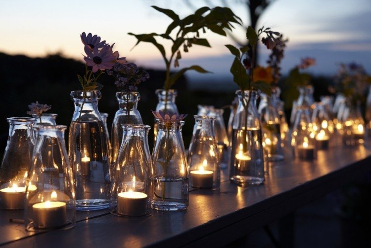 فانوس في الحديقة -شاي-اضواء-كؤوس-زجاجات-شفافة-رومانسية-زهور مائدة