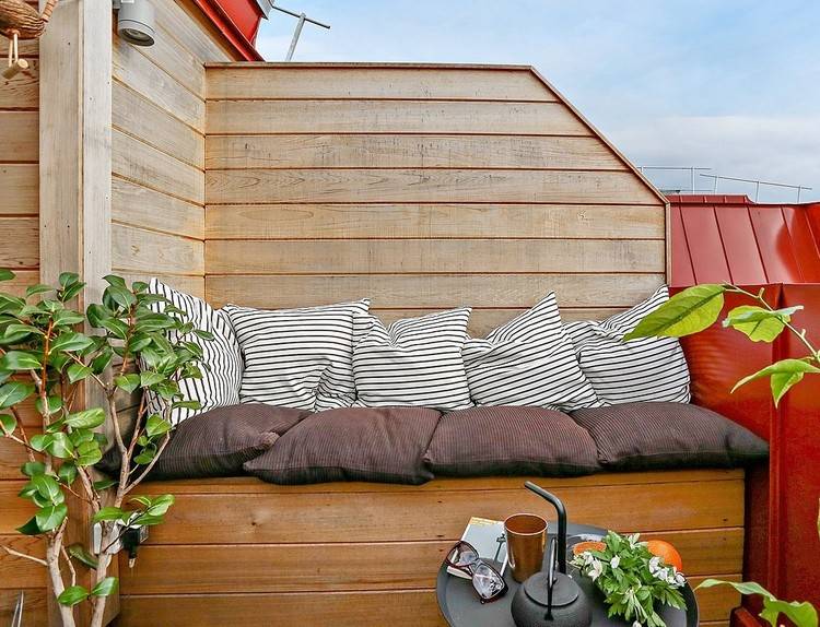 مصدات الرياح - شرفة - خشب - أريكة - وسائد - نباتات - طاولة صغيرة