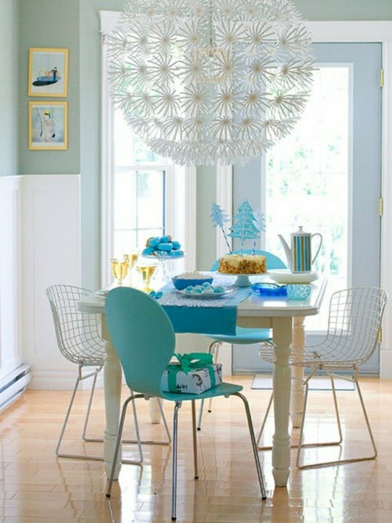 فكرة ديكور غرفة الطعام باللون الأبيض والأزرق في فصل الشتاء