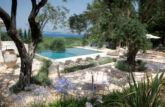 منزل عطلة نهاية الأسبوع مع حمام سباحة جميل بلاط الحجر على طراز البحر الأبيض المتوسط