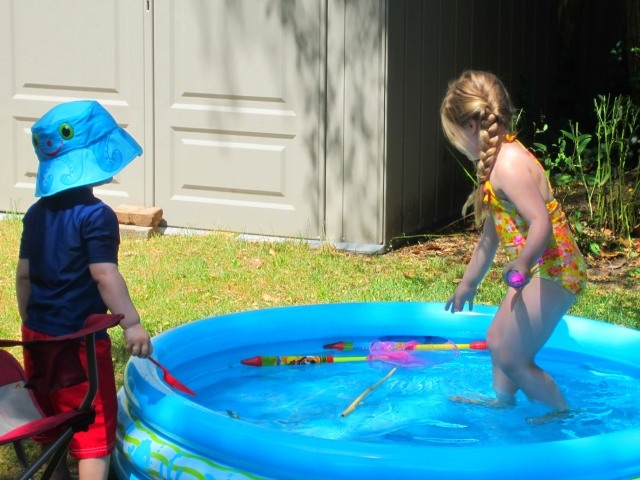 لعب الاطفال بجوار حمام السباحة الصيف خارج