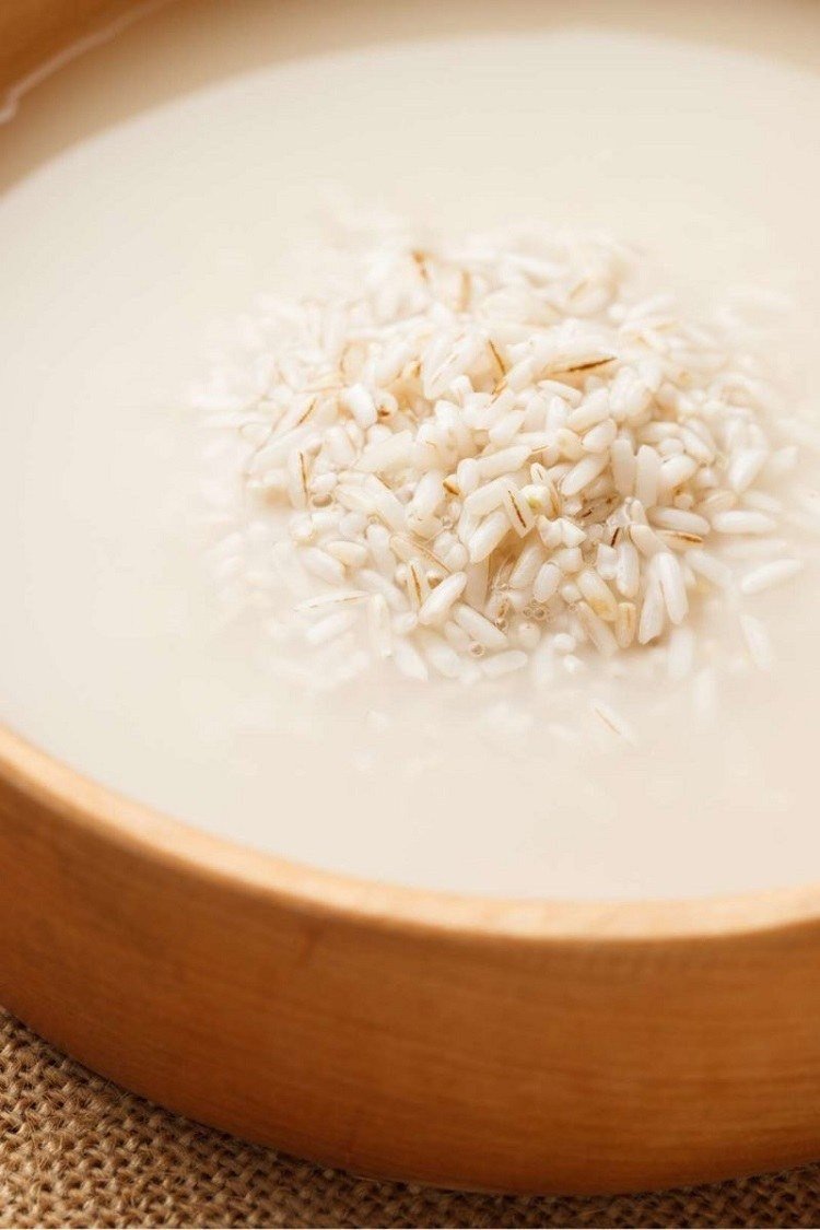 ماء الأرز هو ماء نشوي ، أبيض ، حليبي