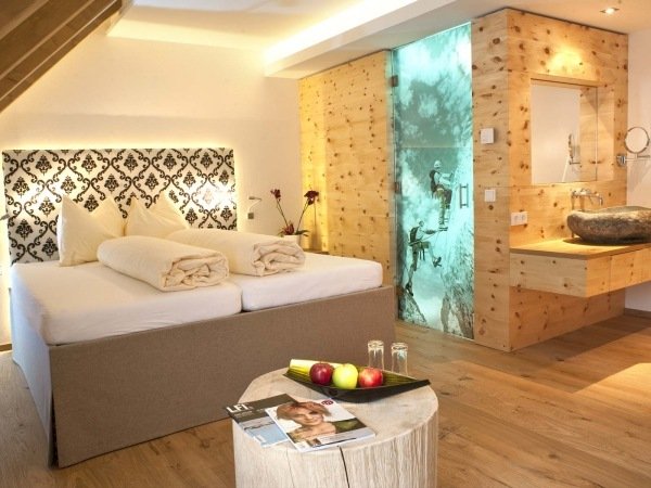 غرفة نوم ساونا مبنية بألواح خشبية وديكور حديث