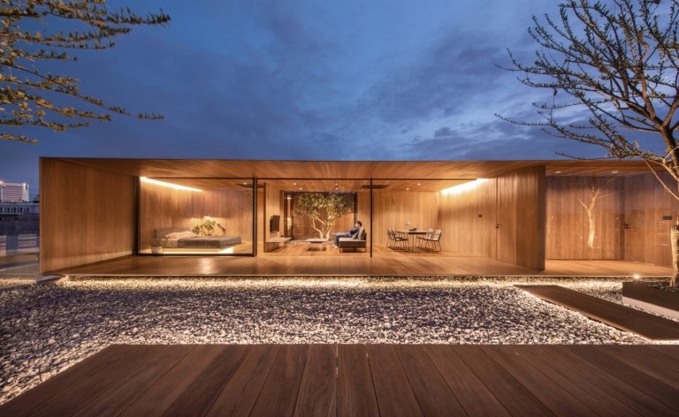 شقة حديثة على السطح مصنوعة من ألواح أرضية خشبية وأبواب زجاجية منزلقة بتصميم بسيط