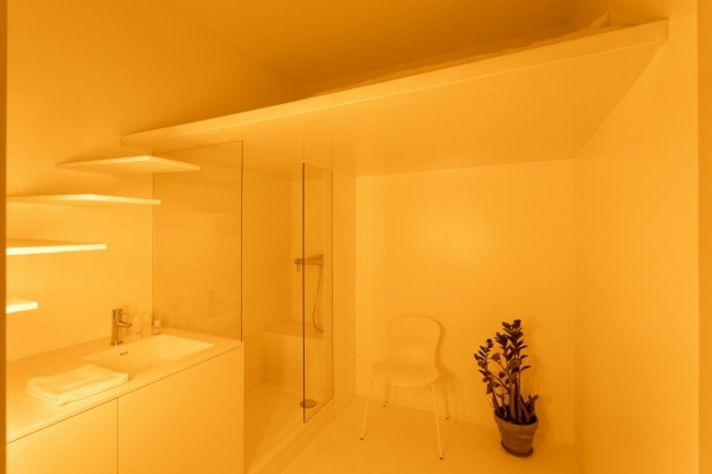 إضاءة صفراء تحت سلالم الحمام