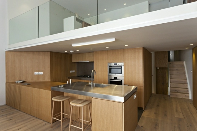 طاولة مطبخ من الفولاذ المقاوم للصدأ في شقة لندن الحديثة