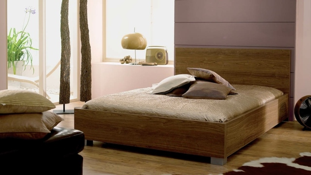 غرفة نوم سرير خشبي وردي داكن بإطار أرضيات خشبية