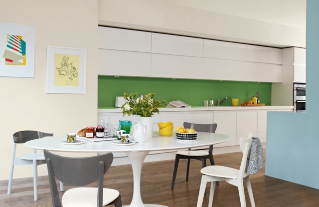 المطبخ الخلفي الجدار الأخضر ، طاولة مستديرة صفراء بيضاء خفيفة