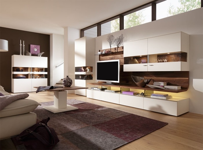 وحدات جدارية حديثة تصميم متجدد الهواء توفر مساحة تخزين في غرفة المعيشة واجهات خالية من المقابض
