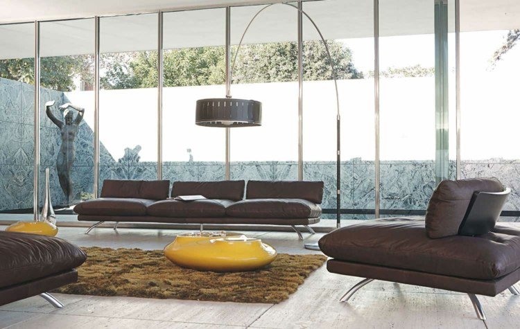 أفكار لغرفة المعيشة مع أريكة بنية معدنية-قدم-كرسي بذراعين-جلد-حديث-مصباح أرضي