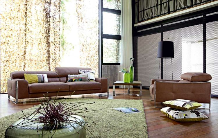 غرفة المعيشة-أفكار-بني-أريكة-خضراء-سجادة-وسائد-غرفة عالية