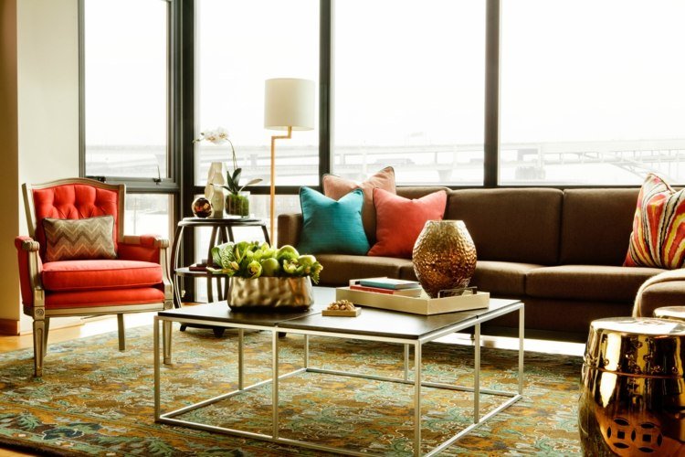 غرفة المعيشة-أفكار-بني-أريكة-ملونة-ديكورات-معدن-طاولة