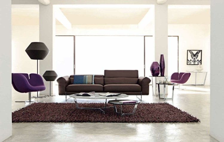 أفكار لغرفة المعيشة مع أريكة بنية اللون الأرجواني - تجمع بين الأناقة