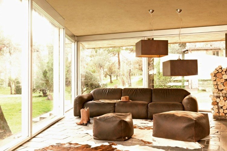 غرفة المعيشة-أفكار-بني-أريكة-كرسي-جلد-تصميم-نبيل-داخلي-مصابيح