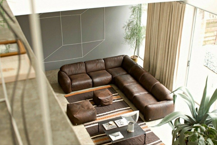 غرفة المعيشة-أفكار-بني-أريكة-جلد-بيج-ستائر-سجاد-خطوط-رمادي-لهجة جدار