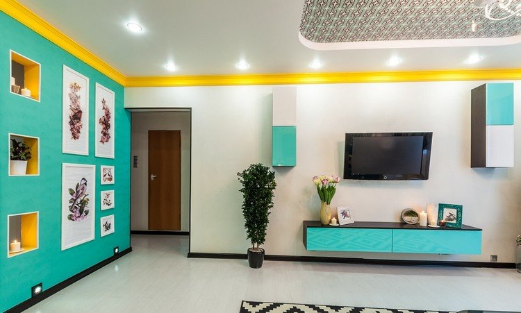 غرفة المعيشة-تركواز-لون الحائط-أصفر-ديكور شريطي-راحة-خزائن الحائط-النباتات المنزلية
