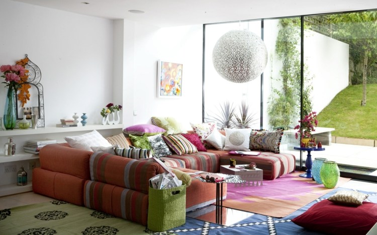 سجاد غرفة المعيشة فكرة ملونة تجمع بين أريكة ملونة باللون البيج والأزرق الوردي