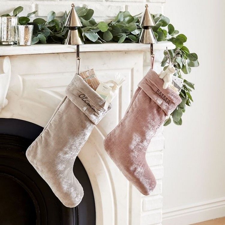 أفكار الديكور لعيد الميلاد في غرفة المعيشة أحذية سانتا مصنوعة من المخمل