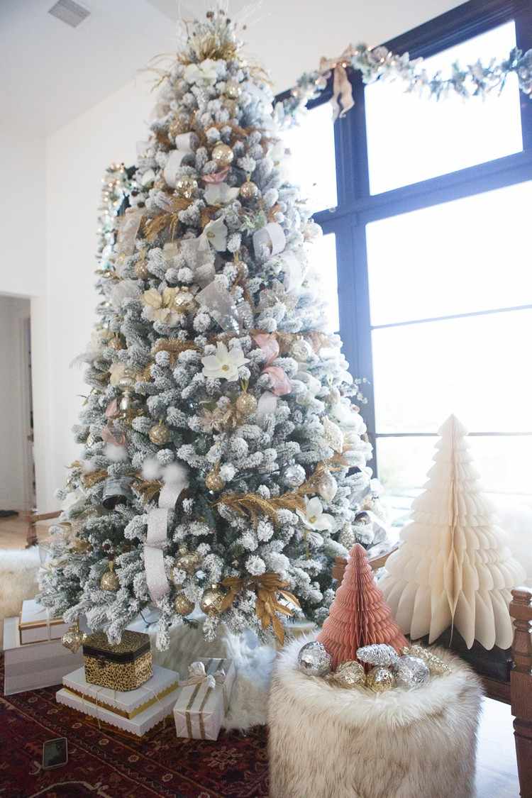 أفكار زينة لعيد الميلاد مصنوعة من ورق أشجار عيد الميلاد على طاولة القهوة