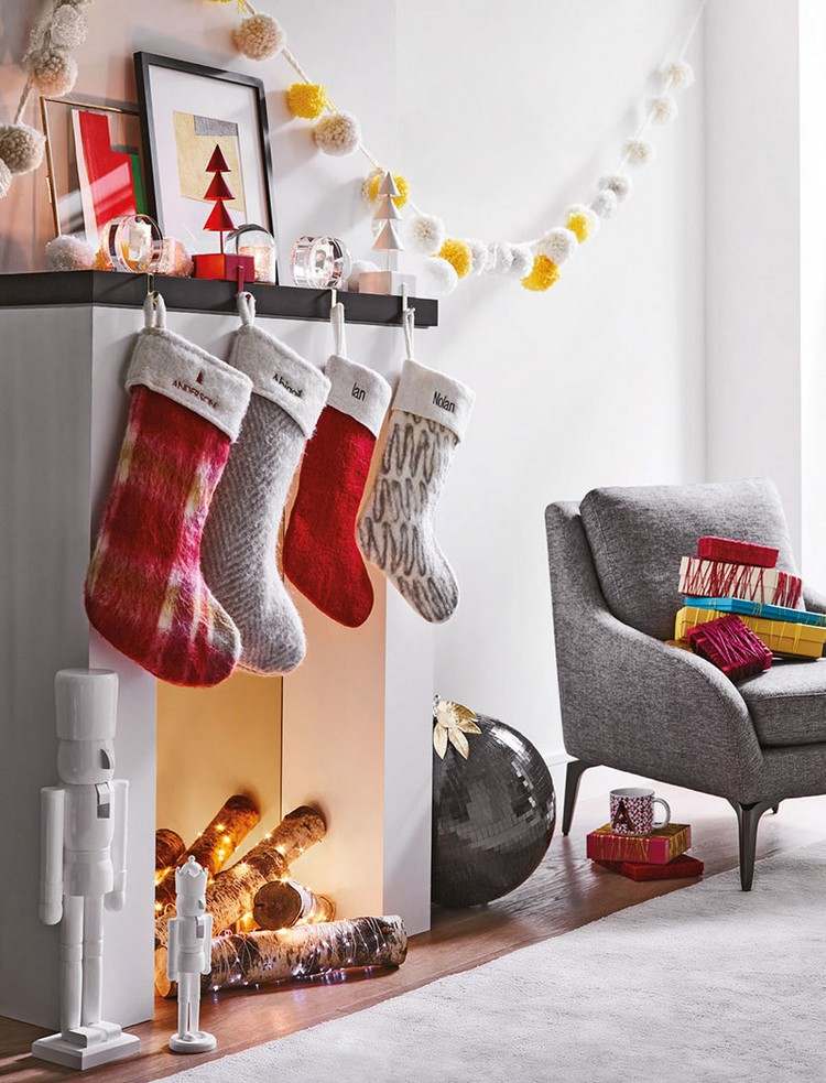 تزيين غرفة المعيشة الخاصة بك لعيد الميلاد باللون الأحمر والرمادي