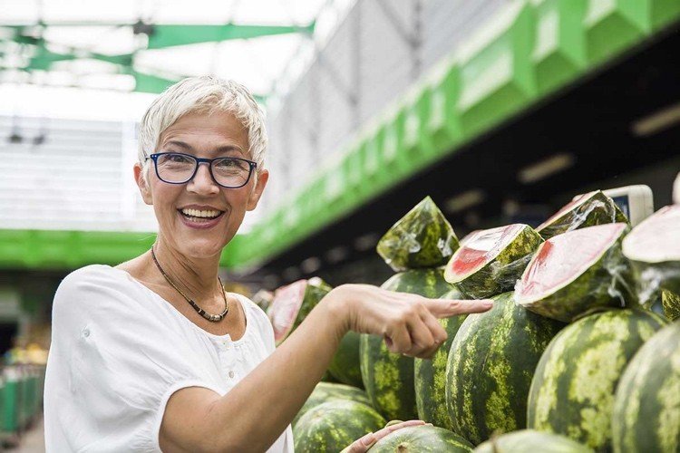 تعرف المرأة على البطيخ الجيد في السوق