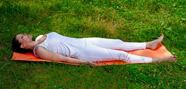 تمارين اليوجا - الاسترخاء - الاستلقاء في الحديقة
