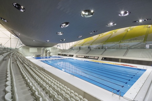 قاعة تجمع المركز المائي الأولمبي الفسيح في سقف الموجة المتدفقة بلندن