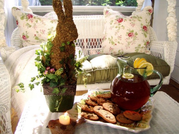 وعاء مع الشاي والليمون اللذيذ يحتفل بأرنب عيد الفصح في المنتصف